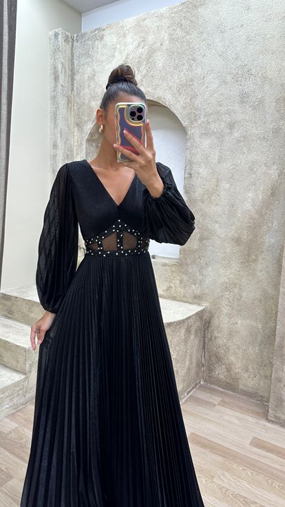 فستان سهرة أسود شفاف مطرز بتفاصيل