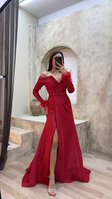Kırmızı Kayık Yaka Kolları Tüy Detay Abiye Elbise