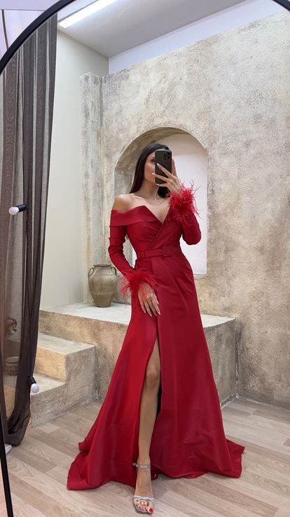 Rotes Abendkleid mit U Boot Ausschnitt und Federapplikationen an den Ärmeln