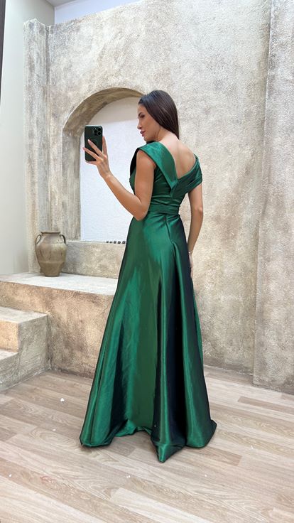 فستان سهرة من الساتان الزمردي بتفاصيل متقاطعة على الصدر والحزام