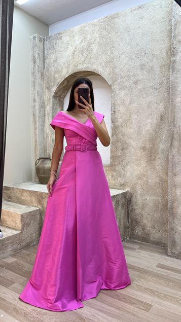Vestido de noche de satén con cinturón con detalle de cruz en el pecho rosa