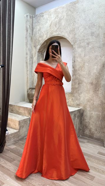 فستان سهرة من الساتان بحزام وتفاصيل متقاطعة على الصدر