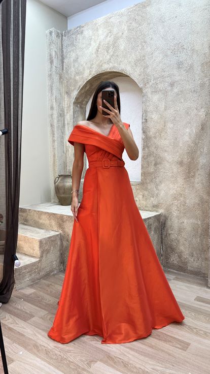 فستان سهرة من الساتان بحزام وتفاصيل متقاطعة على الصدر