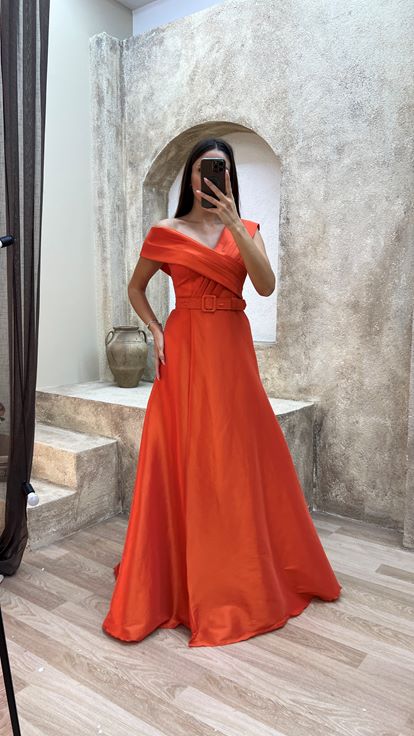 فستان سهرة من الساتان بحزام وتفاصيل متقاطعة على الصدر