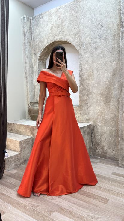 فستان سهرة من الساتان بحزام وتفاصيل متقاطعة على الصدر