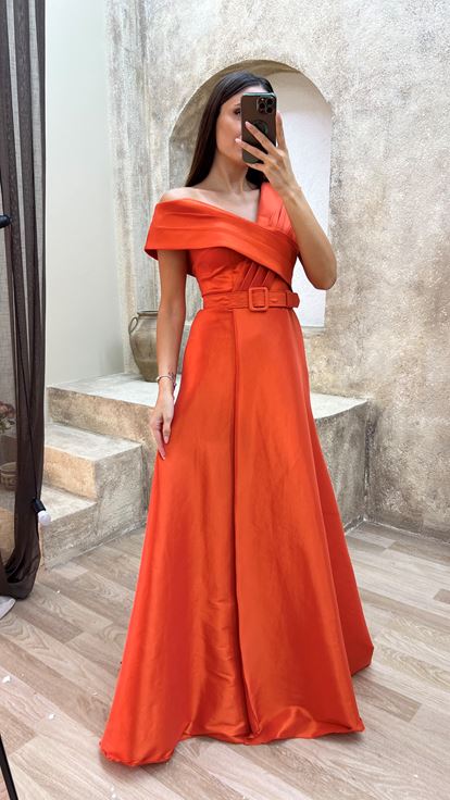 فستان سهرة من الساتان بحزام وتفاصيل متقاطعة على الصدر