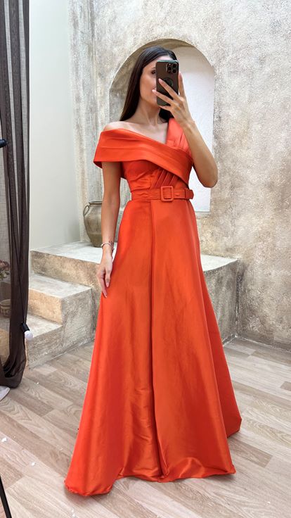 فستان سهرة من الساتان بحزام وتفاصيل متقاطعة على الصدر