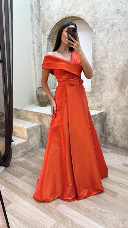 فستان سهرة من الساتان بحزام وتفاصيل متقاطعة على الصدر