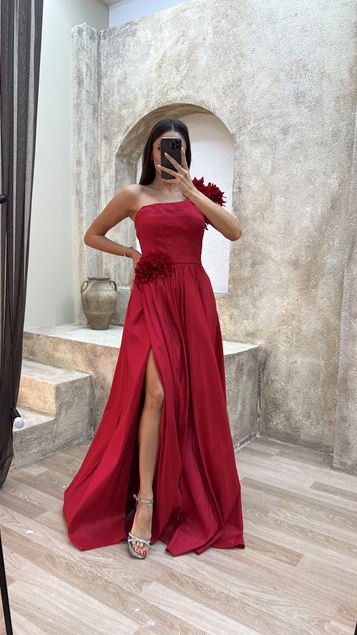 Rotes trägerloses Abendkleid mit Schulterdetail