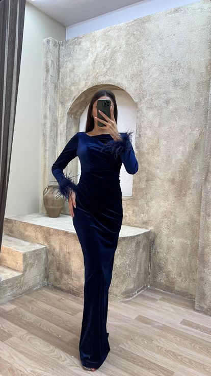 Vestido de terciopelo de plumas con detalle en el pecho azul marino