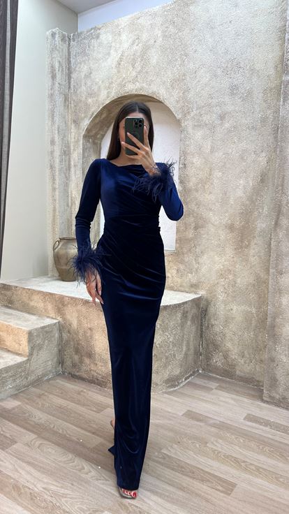 Vestido de terciopelo de plumas con detalle en el pecho azul marino