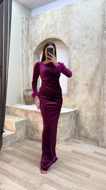 Vestido de terciopelo de plumas con detalle en el pecho fucsia