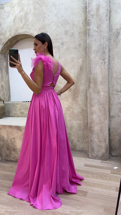 فستان سهرة وردي اللون بتفاصيل عند الخصر وريش