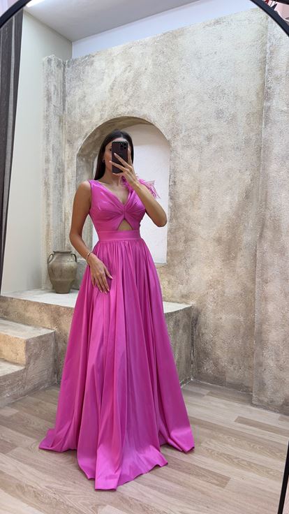 فستان سهرة وردي اللون بتفاصيل عند الخصر وريش