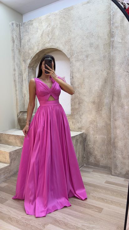 فستان سهرة وردي اللون بتفاصيل عند الخصر وريش