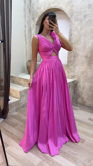 Vestido de noche con plumas con detalle de cintura rosa