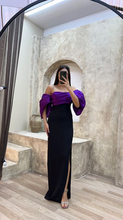 Abito da sera color prugna con spalline sottili e maniche a palloncino 