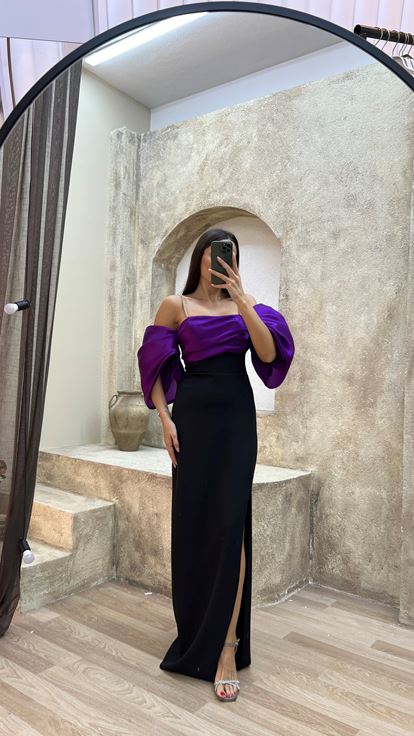 Abito da sera color prugna con spalline sottili e maniche a palloncino 