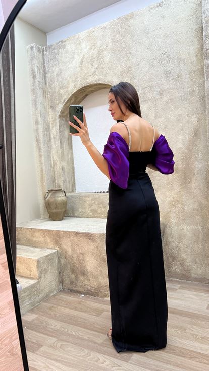 Abito da sera color prugna con spalline sottili e maniche a palloncino 