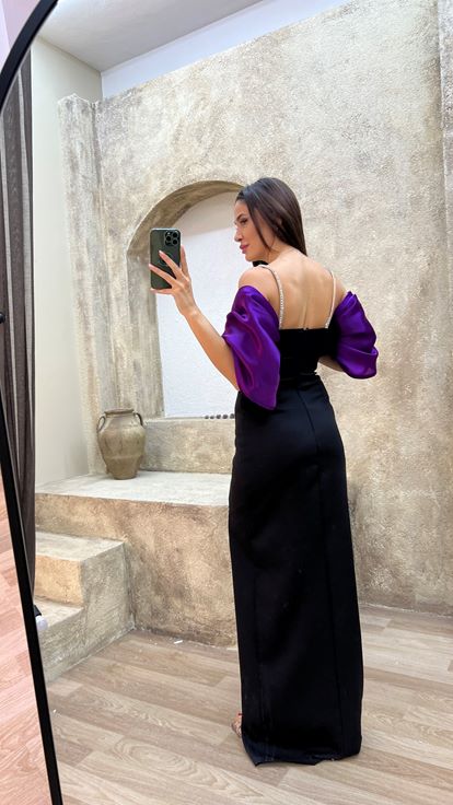 Abito da sera color prugna con spalline sottili e maniche a palloncino 