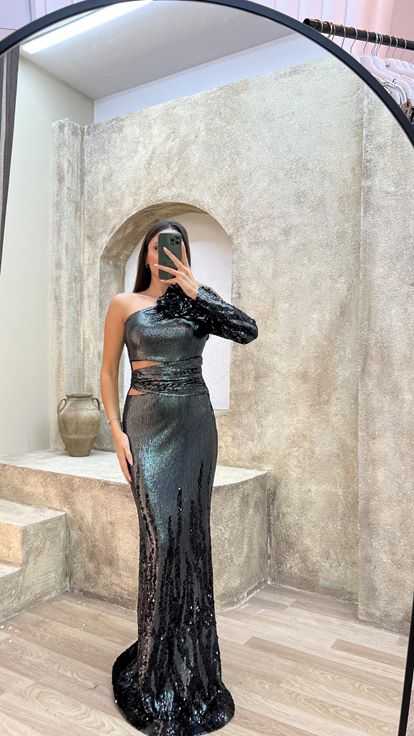 Vestido de noche negro de una sola manga con detalle en el hombro y lentejuelas