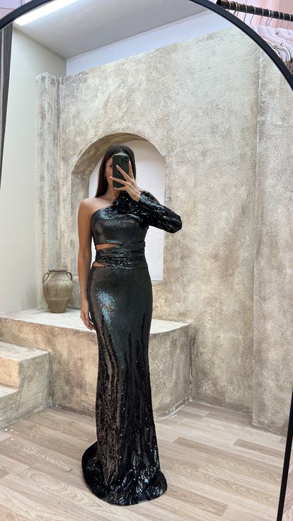 Vestido de noche negro de una sola manga con detalle en el hombro y lentejuelas