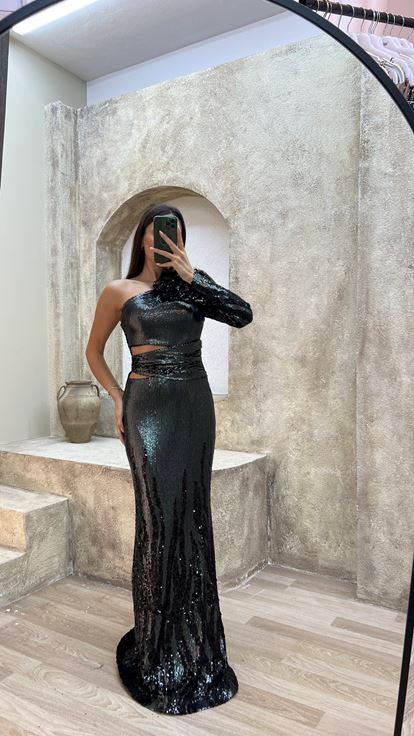 Vestido de noche negro de una sola manga con detalle en el hombro y lentejuelas