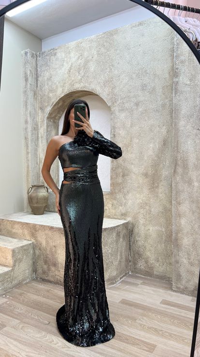 Vestido de noche negro de una sola manga con detalle en el hombro y lentejuelas