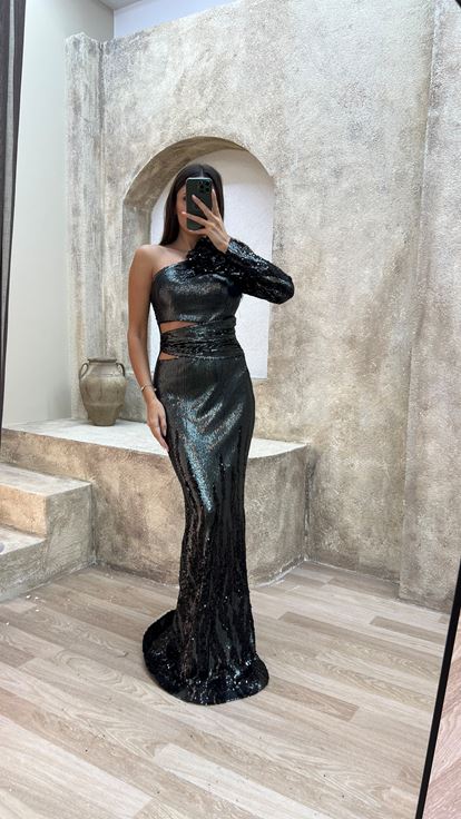 Vestido de noche negro de una sola manga con detalle en el hombro y lentejuelas