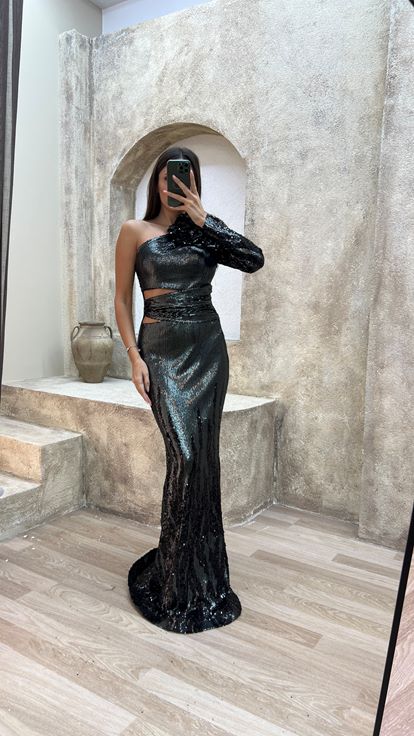 Vestido de noche negro de una sola manga con detalle en el hombro y lentejuelas