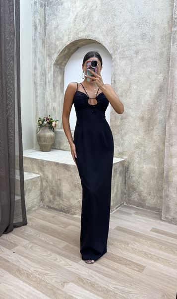 Vestido negro con detalle de pecho con correa de cuerda