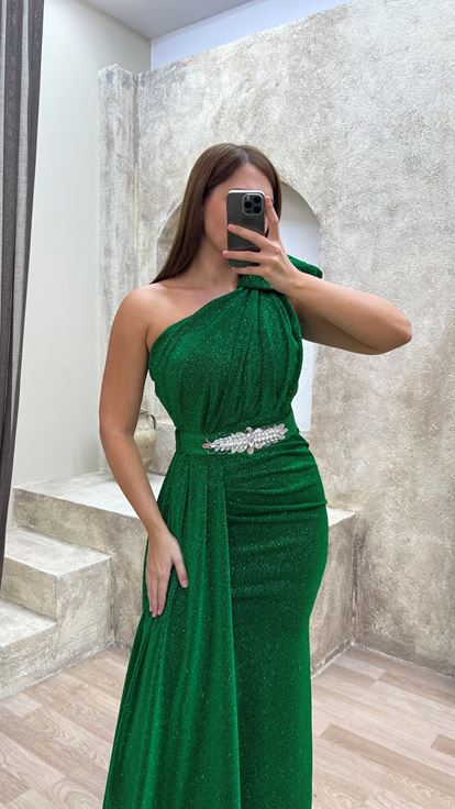 Zümrüt Yeşili Tek Omuz kemerli İşleme Detay Tasarım Büyük Beden  Abiye Elbise