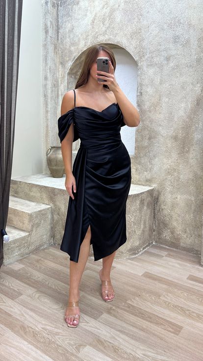 Siyah Omuz Detay Büzgülü Tasarım Midi Boy Büyük Beden Elbise