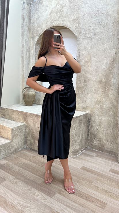 Siyah Omuz Detay Büzgülü Tasarım Midi Boy Büyük Beden Elbise