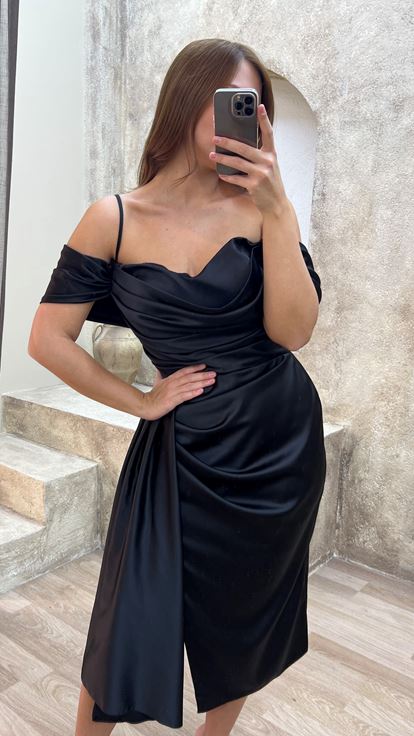 Siyah Omuz Detay Büzgülü Tasarım Midi Boy Büyük Beden Elbise