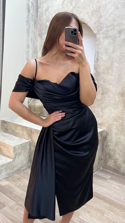 Siyah Omuz Detay Büzgülü Tasarım Midi Boy Büyük Beden Elbise