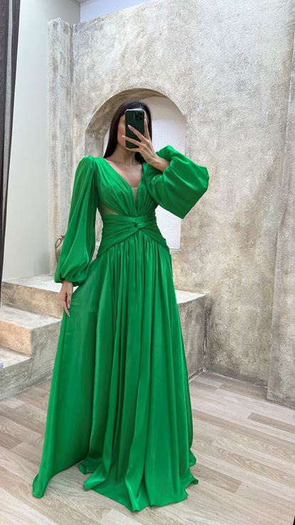 Robe de soirée en satin vert émeraude à manches ballon drapées  signée Créateur