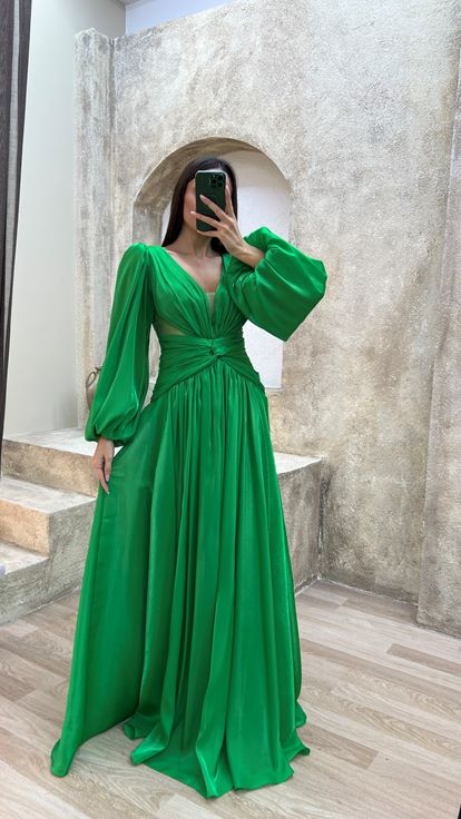 Robe de soirée en satin vert émeraude à manches ballon drapées  signée Créateur