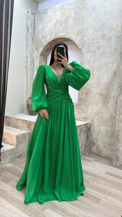 Robe de soirée en satin vert émeraude à manches ballon drapées  signée Créateur
