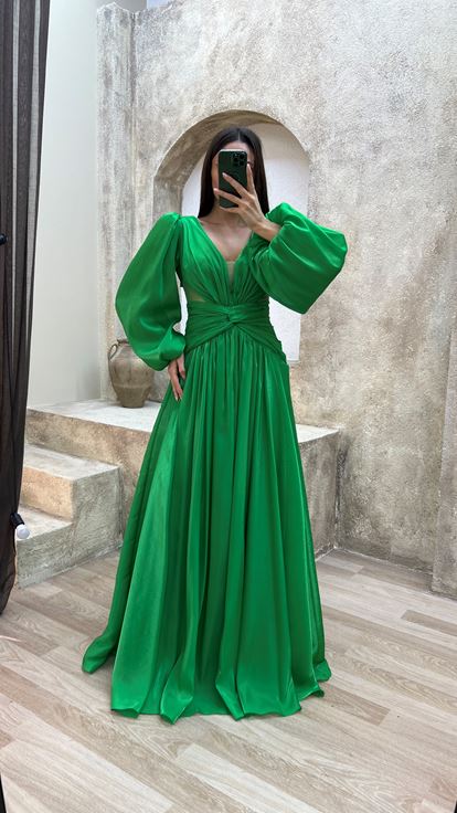 Robe de soirée en satin vert émeraude à manches ballon drapées  signée Créateur