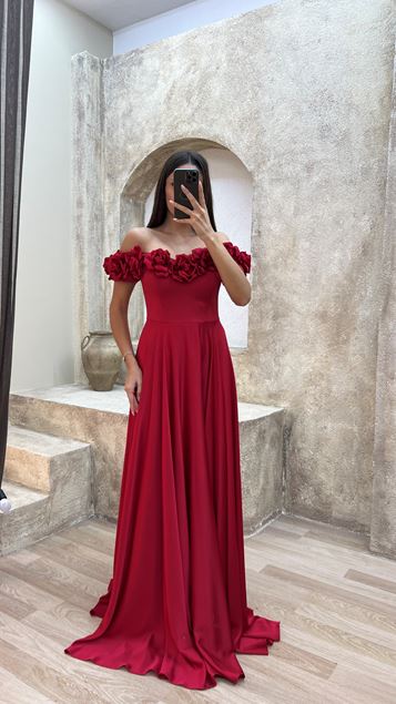 Kırmızı Göğsü Gül Detay Tasarım Saten Abiye Elbise