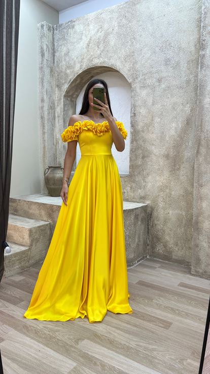 Abito da sera satinato dal dettaglio rosa del torace giallo