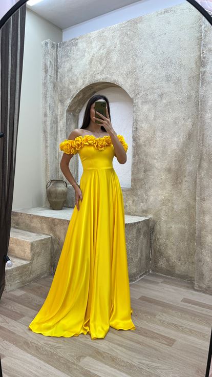 Abito da sera satinato dal dettaglio rosa del torace giallo