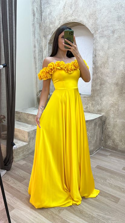Abito da sera satinato dal dettaglio rosa del torace giallo