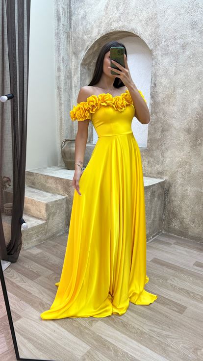Abito da sera satinato dal dettaglio rosa del torace giallo