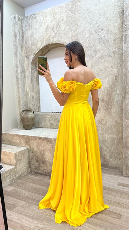 Abito da sera satinato dal dettaglio rosa del torace giallo