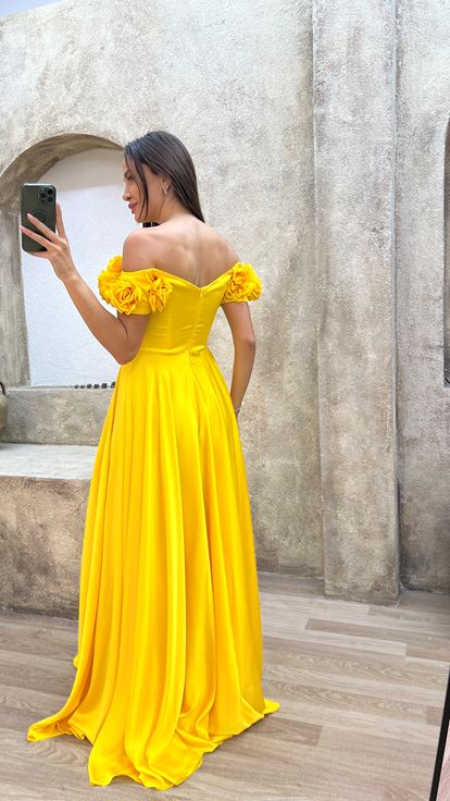 Abito da sera satinato dal dettaglio rosa del torace giallo