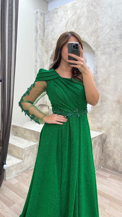 فستان سهرة أخضر بكتف واحد بمقاسات كبيرة