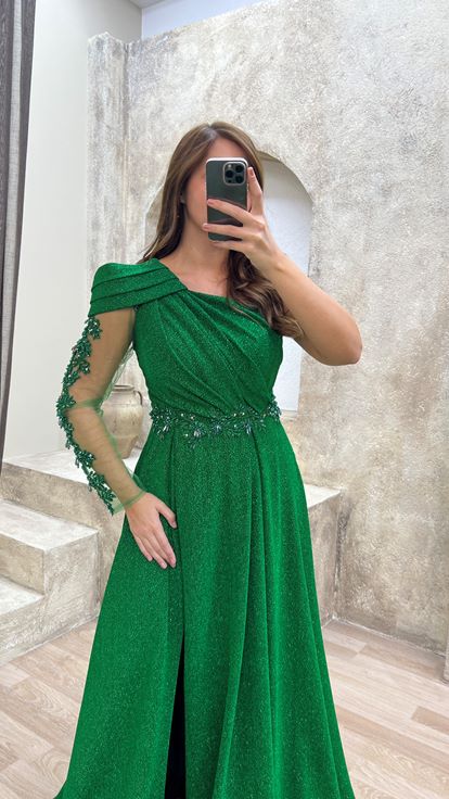 فستان سهرة أخضر بكتف واحد بمقاسات كبيرة