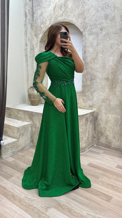 فستان سهرة أخضر بكتف واحد بمقاسات كبيرة